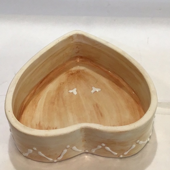 Heart shaped trinket dish with Mama & baby frog statuettes on top. - Picture 8 of 10